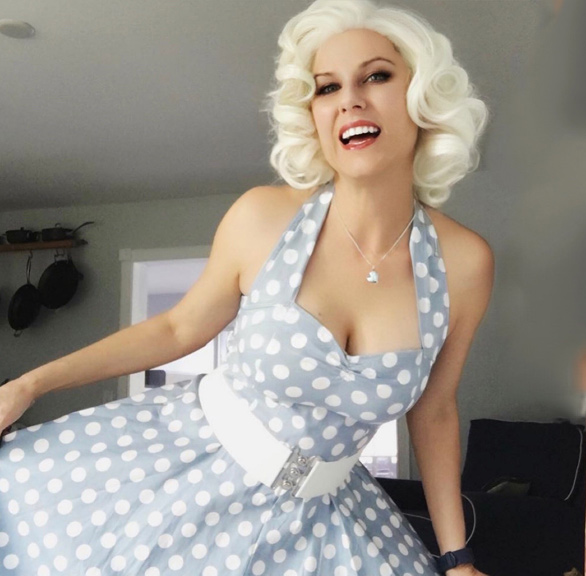 Marilyn pin-up with lace front wig